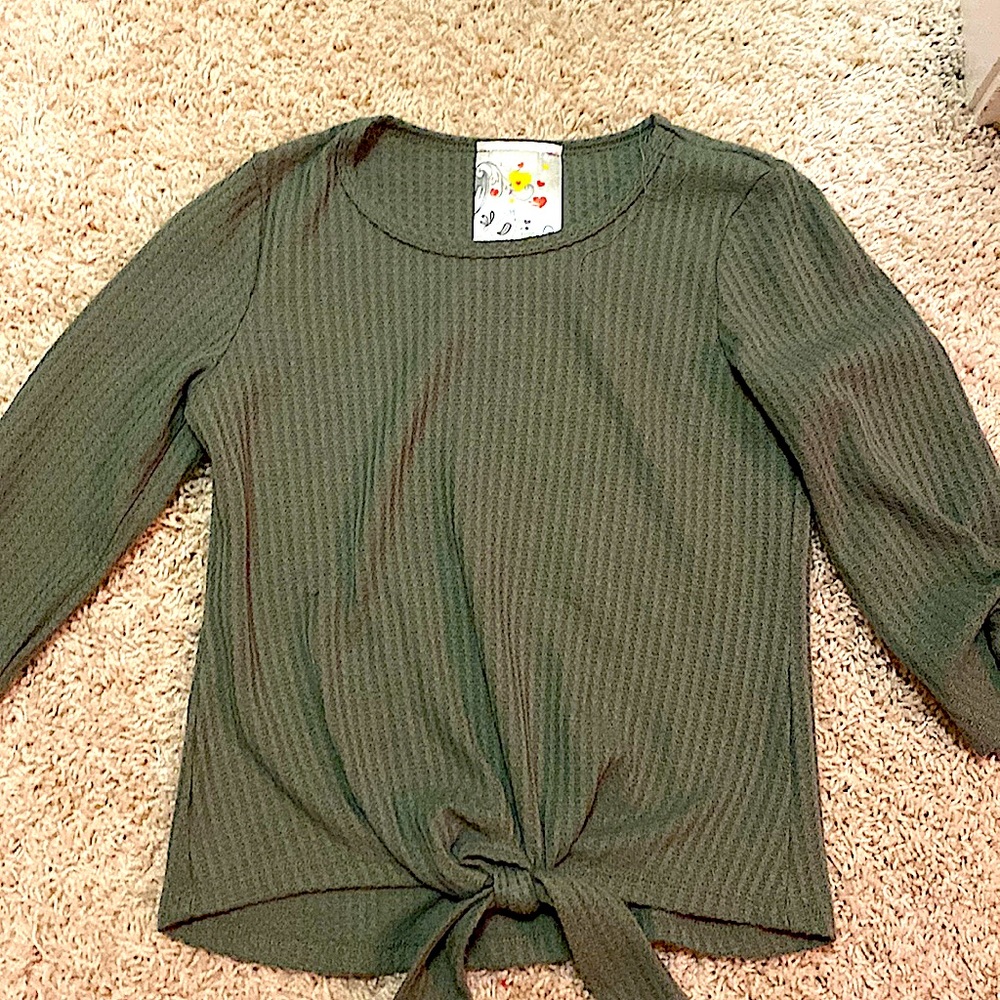 Long sleeve w/knot on sleeves and tie on front